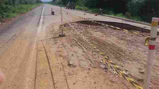 BR-425 segue interditada parcialmente no sentido Guajará; DNIT faz desvio