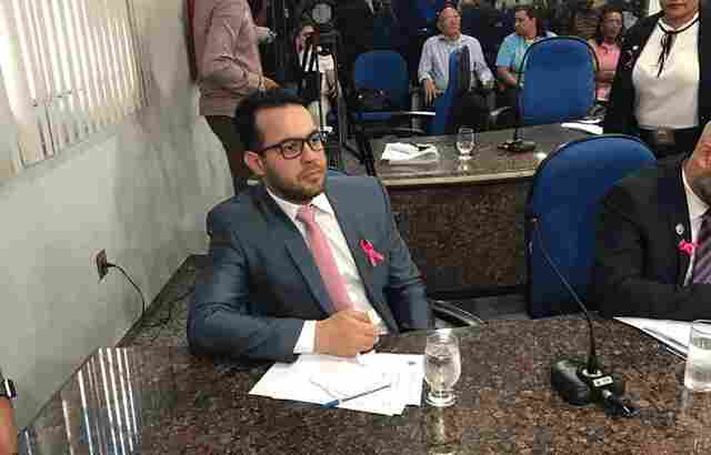 Márcio Oliveira é atendido e a Rua Glauber Rocha recebe serviço de tapa buracos