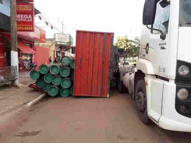 Carreta carregada com canos tomba em Porto Velho