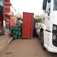 Carreta carregada com canos tomba em Porto Velho