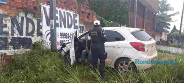 Carro se choca com muro após ser atingido por outro veículo em cruzamento de Porto Velho