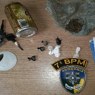 Menores são conduzidos para delegacia após serem flagrados com drogas