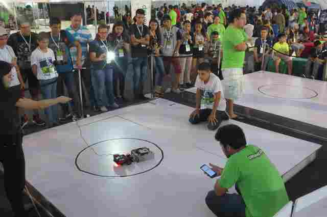 Alunos do Colégio Objetivo garantem 2º lugar em competição de robôs realizada durante a Infoparty