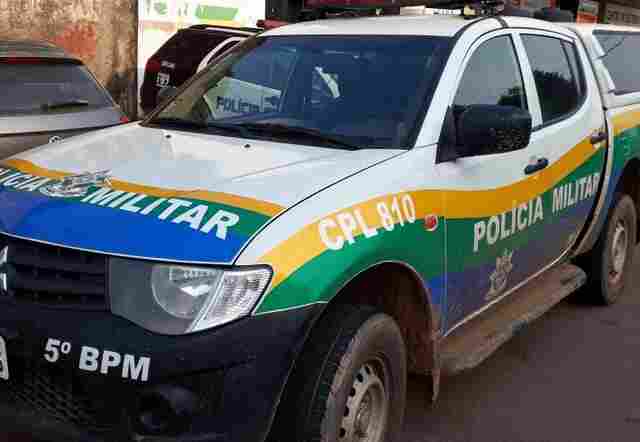 Homem ameaça cortar pescoço da esposa após combustível do carro acabar, em Porto Velho
