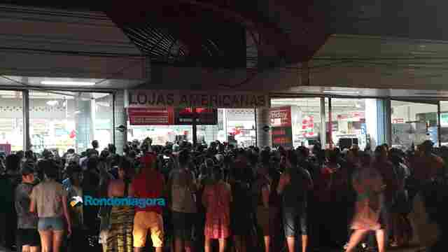 Vídeo: Centenas de pessoas disputam produtos durante a madrugada da Black Friday em Porto Velho