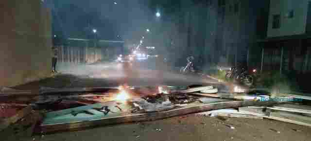 Sem água há 10 dias, moradores bloqueiam rua de acesso ao Orgulho do Madeira em Porto Velho