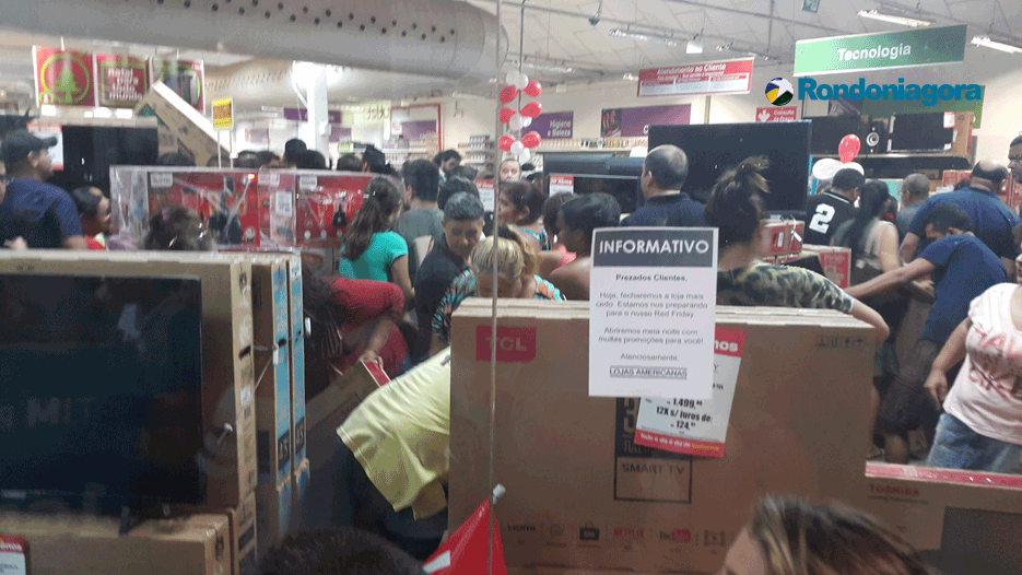 Vídeo: Centenas de pessoas disputam produtos durante a madrugada da Black Friday em Porto Velho