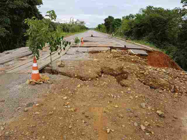 Chuvas podem aumentar cratera na BR-425, afirma PRF