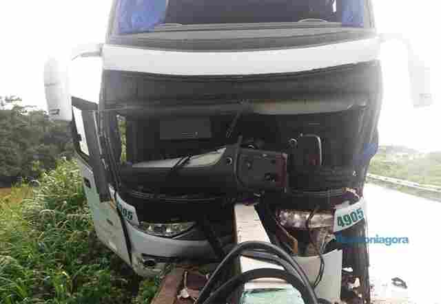 Ônibus colide em cabeceira de ponte na BR-364 e motorista fica preso às ferragens