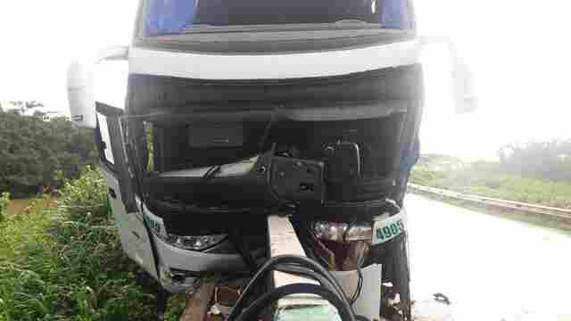 Vítimas de colisão com ônibus na cabeceira de ponte na BR-364 são identificadas