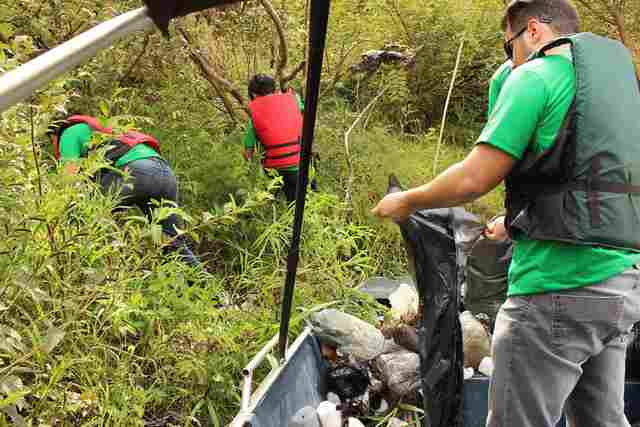 Porto Público de Porto Velho faz mutirão de limpeza no Rio Madeira e orienta ribeirinhos