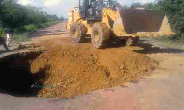 Após 20 dias, Dnit faz obra paliativa para conter avanço de cratera na BR-425