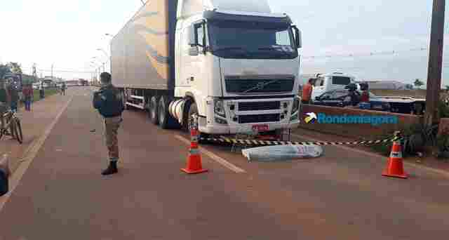 Ciclista tenta cruzar na faixa de pedestres e morre atropelado por caminhão em Porto Velho