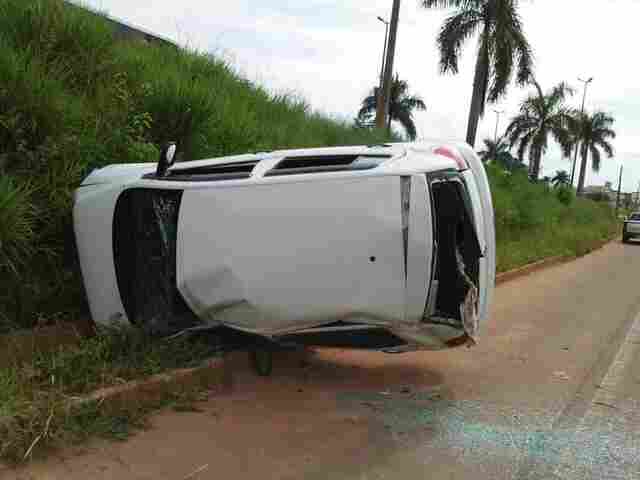 Casal discute, marido puxa freio de mão e carro capota na BR-364