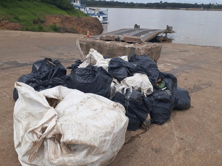 Porto Público de Porto Velho faz mutirão de limpeza no Rio Madeira e orienta ribeirinhos