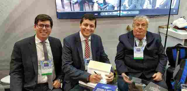 Elton Assis participa de lançamento de livro jurídico durante conferência nacional em São Paulo