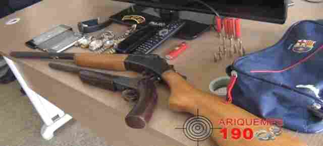 Polícia detém homem com armas e munições