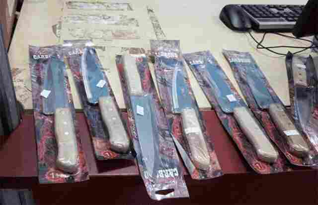 Homem furta facas em mercado e acaba preso