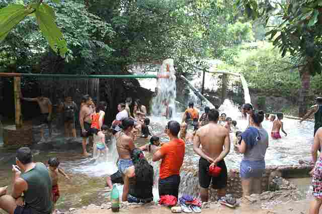 Centenas de famílias passaram o domingo no balneário cachoeirinha