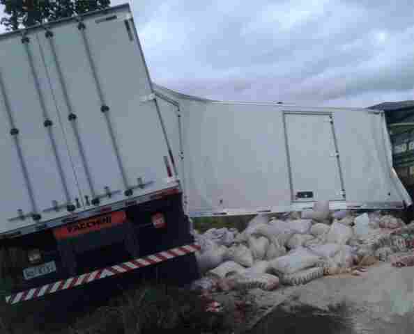 Motorista morre após colisão de dois caminhões em Candeias