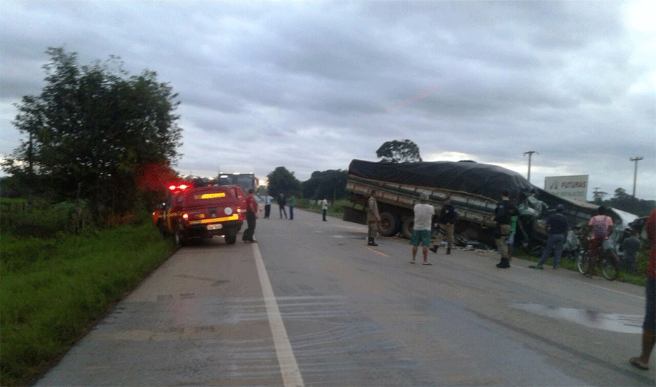 Motorista morre após colisão de dois caminhões em Candeias
