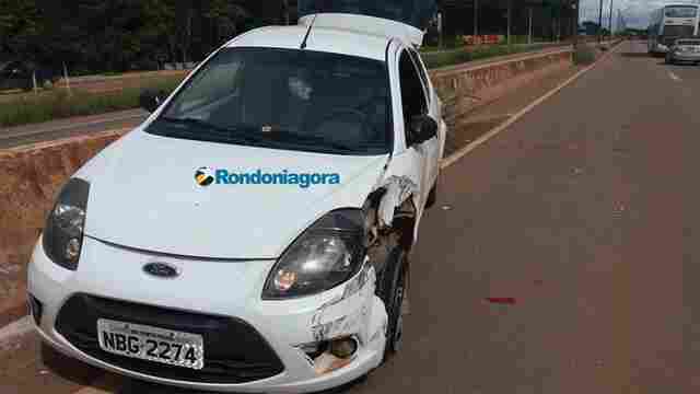 Caminhão atinge Ford ka durante ultrapassagem na BR-364