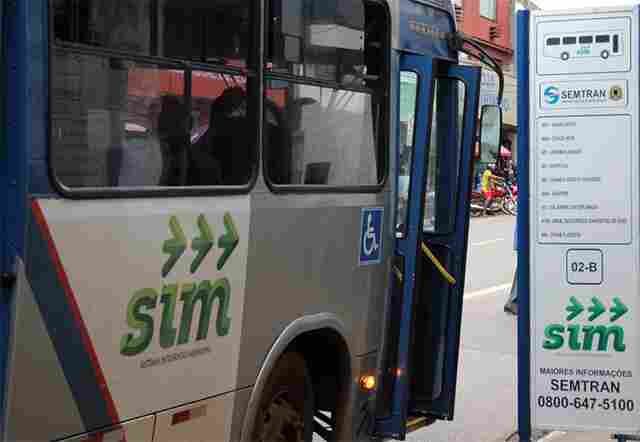Bandido entra em ônibus como passageiro e faz arrastão na Capital