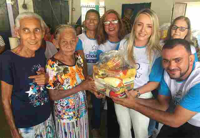 Primeira-dama Ieda Chaves entrega 600 cestas básicas