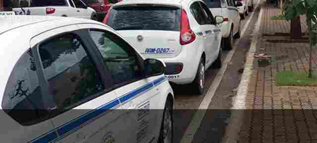 Taxistas renunciam a cobrança de bandeira 2 em dezembro, após chegada da Uber