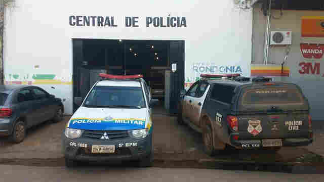 Adolescente é espancada pelo marido, mesmo com filho no colo