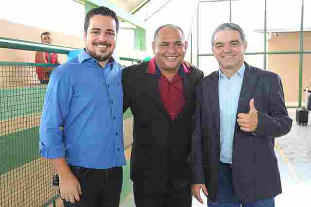 Aélcio da TV prestigia a inauguração da reforma na Escola Flora Calheiros