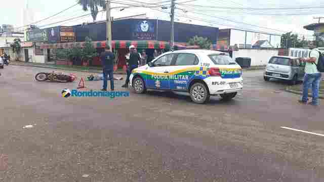 Motorista avança preferencial e deixa motociclista gravemente ferido