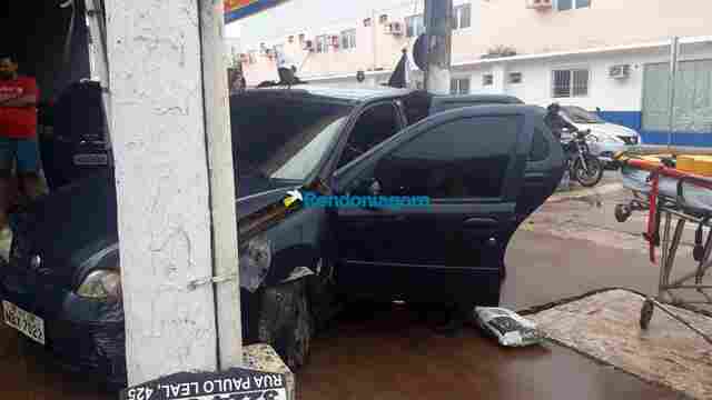 Idoso tem mal súbito, bate carro em poste e fica gravemente ferido