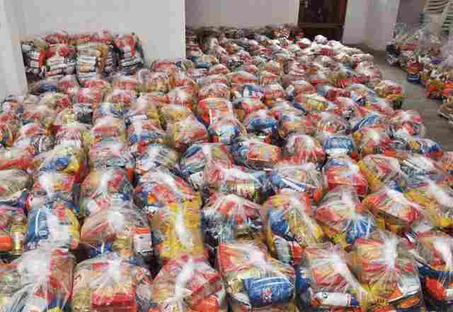 Jovem arrecada dinheiro e compra 500 cestas básicas para carentes