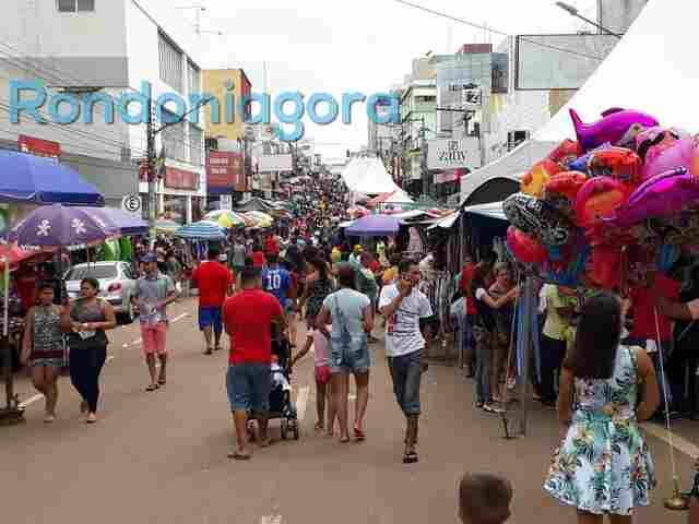 Multidão vai às compras na região central de Porto Velho neste domingo