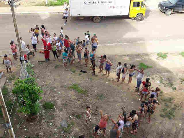 Jovem cumpre promessa e entrega 500 cestas básicas a famílias carentes da Capital