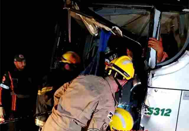 Motorista de ônibus fica preso às ferragens após colidir com caminhão leiteiro