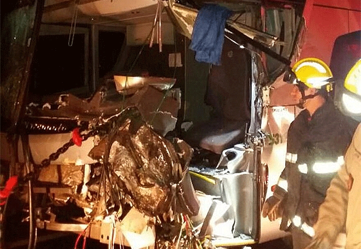 Motorista de ônibus fica preso às ferragens após colidir com caminhão leiteiro