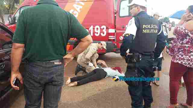Mulher fica ferida em acidente entre moto e carro