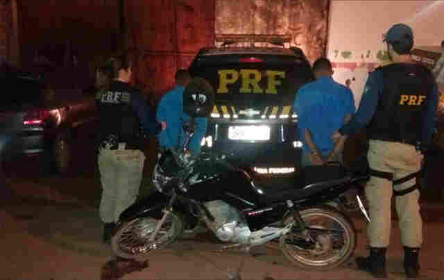 PRF recupera motocicleta roubada por menores em Porto Velho e prende criminosos