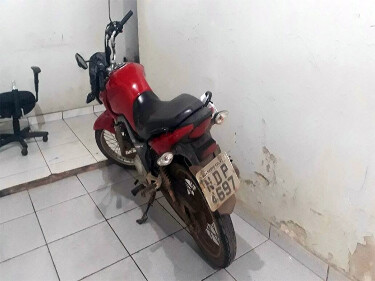 Irmãos são detidos com moto roubada na Capital
