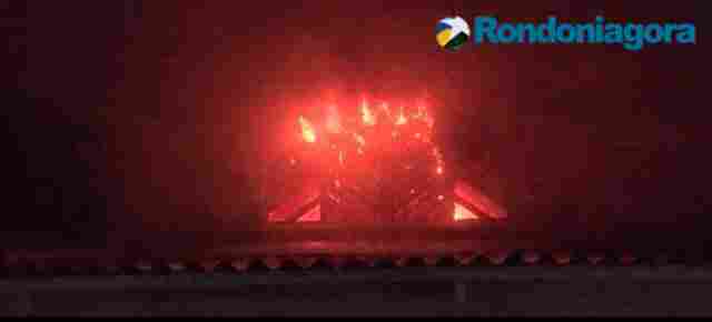 Casa de PM em férias pega fogo em Porto Velho