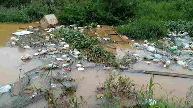 Lixo e entulho provocam alagamento no Lagoinha durante forte chuva em Porto Velho