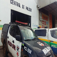 Mulher é presa após espancar filho de dois anos que tem problemas mentais