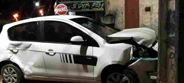 Colisão entre carros deixa três pessoas feridas em Porto Velho