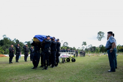 Com honras militares e muita emoção, policial morta em capotamento é enterrada