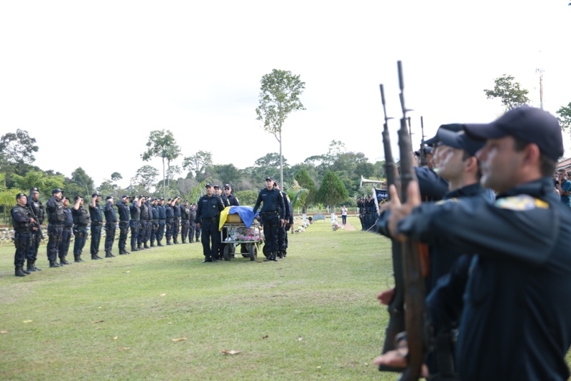 Com honras militares e muita emoção, policial morta em capotamento é enterrada