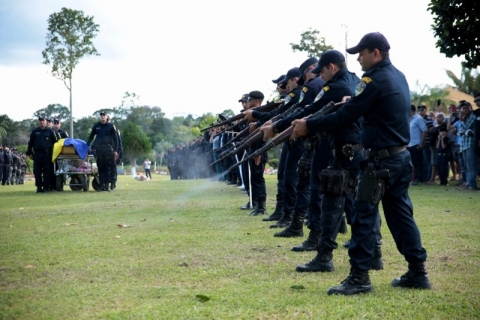 Com honras militares e muita emoção, policial morta em capotamento é enterrada