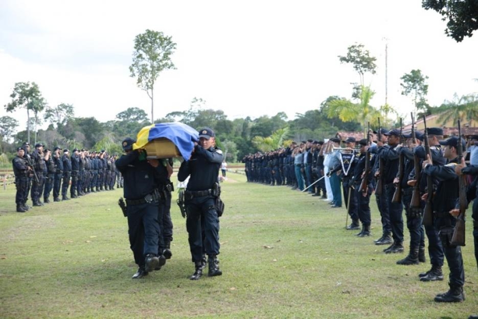 Com honras militares e muita emoção, policial morta em capotamento é enterrada