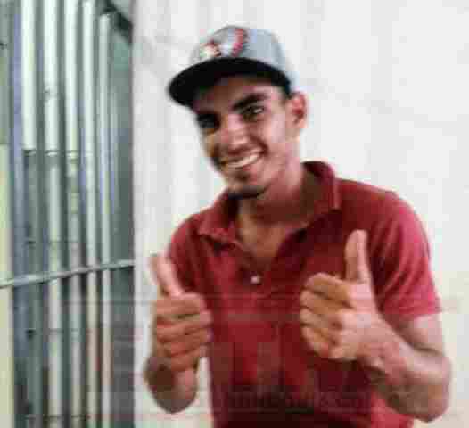 Criminosos matam jovem a tiro e pauladas em residência